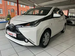 Pianosaweiß Gebraucht 2015 Toyota Aygo X-play Kleinwagen | 9.860 € (Fairer Preis)