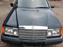 Blau Gebraucht 1990 Mercedes E200 Limousine | 5.850 €