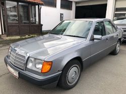 Grau Gebraucht 1989 Mercedes E260 Limousine | 4.990 €