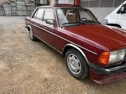 Rot Gebraucht 1982 Mercedes 240 Limousine | 2.700 €