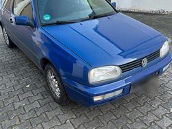 Blau Gebraucht 1997 VW Golf IV Kleinwagen | 2.500 €