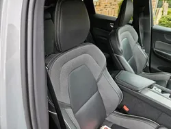 Grau Gebraucht 2023 Volvo XC60 Plus SUV | 42.500 € (Fairer Preis)
