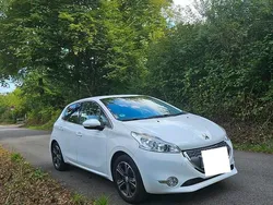 Weiß Gebraucht 2013 Peugeot 208 Allure Kleinwagen | 7.400 € (Etwas zu teuer)
