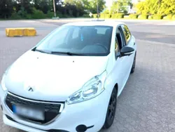 Weiß Gebraucht 2013 Peugeot 208 Kleinwagen | 4.500 € (Fairer Preis)