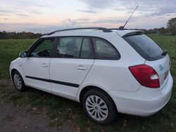 Weiß Gebraucht 2011 Skoda Fabia Kleinwagen | 1.999 € (Fairer Preis)