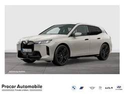 Dune grey metallic Neu 2025 BMW iX M Sport SUV | 86.990 € (Guter Preis)