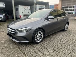 Grau Gebraucht 2019 Mercedes B180 Van / Kleinbus | 15.990 € (Fairer Preis)