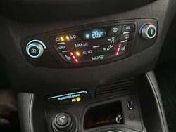 Grau Gebraucht 2017 Ford Tourneo Courier Titanium Van / Kleinbus | 9.500 € (Fairer Preis)