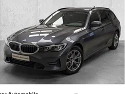 Grau Gebraucht 2022 BMW 320 Sport Line Kombi | 26.480 € (Guter Preis)