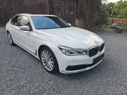 Weiß Gebraucht 2018 BMW 750 Limousine | 24.800 €
