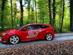 Rot Gebraucht 2016 Ford Focus ST Limousine | 17.999 € (Etwas zu teuer)