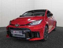 Rot Neu 2025 Toyota Yaris Limousine | 55.990 € (Etwas zu teuer)