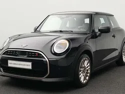 Schwarz Gebraucht 2024 Mini Cooper S Favoured Kleinwagen | 26.969 € (Guter Preis)