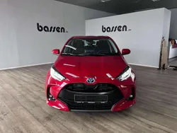 Karminarot metallic Gebraucht 2022 Toyota Yaris Hybrid Team Kleinwagen | 21.450 € (Fairer Preis)