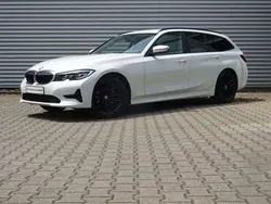 Alpinweiss uni Gebraucht 2022 BMW 318 Advantage Kombi | 28.399 € (Fairer Preis)