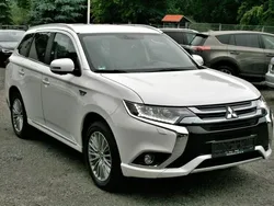Perlmuttweiss (p) (metallic) Gebraucht 2017 Mitsubishi Outlander P-HEV Plus SUV | 22.750 € (Teuer)
