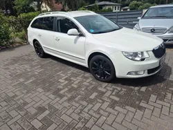 Weiß Gebraucht 2011 Skoda Superb Family Kombi | 5.900 €