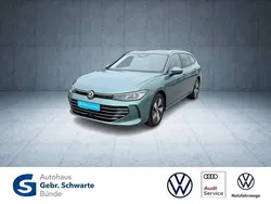 Grün Gebraucht 2024 VW Passat Elegance Kombi | 38.470 € (Guter Preis)