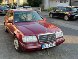 Rot Gebraucht 1994 Mercedes 220 Limousine | 8.900 €