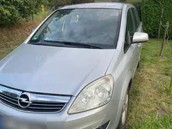 Grau Gebraucht 2010 Opel Zafira Van / Kleinbus | 2.850 € (Fairer Preis)