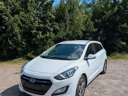 Weiß Gebraucht 2016 Hyundai i30 Style Limousine | 6.099 € (Guter Preis)