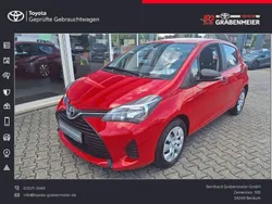 Rot Gebraucht 2015 Toyota Yaris Cool Limousine | 9.990 € (Etwas zu teuer)