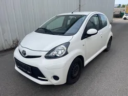 Weiß Gebraucht 2013 Toyota Aygo Cool Kleinwagen | 3.490 € (Guter Preis)