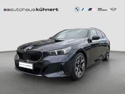 Black sapphire metallic Neu 2025 BMW 520 M Sport Kombi | 78.059 €