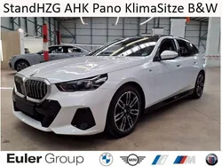 Weiss Gebraucht 2024 BMW 540 Performance Kombi | 67.833 €