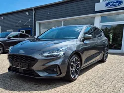 Grau Gebraucht 2021 Ford Focus ST-Line X Limousine | 19.500 € (Fairer Preis)