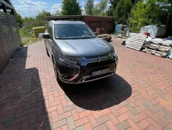 Grau Gebraucht 2020 Mitsubishi Outlander P-HEV Basis SUV | 20.500 € (Guter Preis)