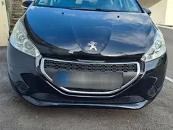 Schwarz Gebraucht 2015 Peugeot 208 Kleinwagen | 5.500 € (Guter Preis)