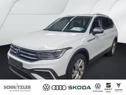 Weiss Gebraucht 2024 VW Tiguan Allspace Life SUV | 37.950 € (Fairer Preis)