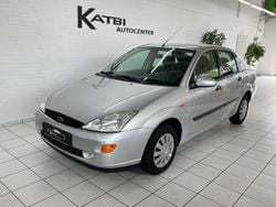 Polarsilber metallic Gebraucht 1999 Ford Focus Ghia Limousine | 1.950 € (Fairer Preis)
