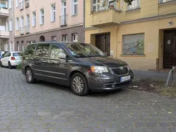 Grau Gebraucht 2012 Lancia Voyager Gold Van / Kleinbus | 10.000 € (Teuer)