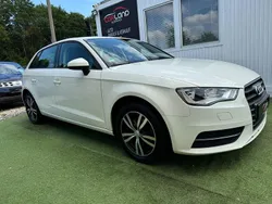 Weiß Gebraucht 2014 Audi A3 Sportback Attraction Limousine | 8.990 € (Guter Preis)