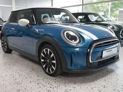 Island blue metallic Gebraucht 2023 Mini Cooper Classic Kleinwagen | 23.950 € (Fairer Preis)