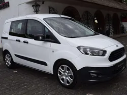 Weiß Gebraucht 2016 Ford Tourneo Courier Trend Van / Kleinbus | 8.950 €