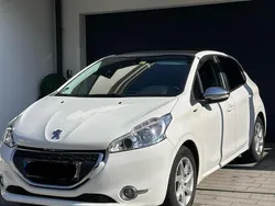 Weiß Gebraucht 2015 Peugeot 208 Style Kleinwagen | 5.450 € (Fairer Preis)
