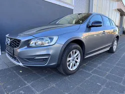 Grau Gebraucht 2017 Volvo V60 CC Kombi | 15.980 € (Guter Preis)