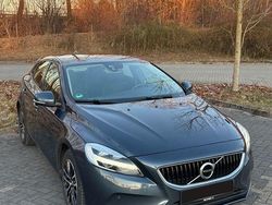 Blau Gebraucht 2018 Volvo V40 Momentum Limousine | 17.290 € (Teuer)