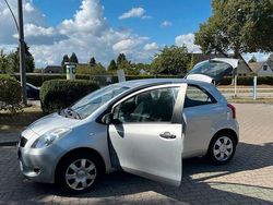 Silber Gebraucht 2007 Toyota Yaris Kleinwagen | 3.000 € (Etwas zu teuer)