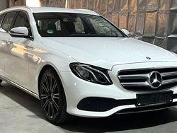 Weiß Gebraucht 2016 Mercedes E220 Limousine | 18.000 €