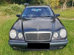 Violet Gebraucht 1998 Mercedes E240 Avantgarde Kombi | 1.650 €
