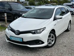 Weiß Gebraucht 2018 Toyota Auris Hybrid Team Kombi | 14.990 € (Guter Preis)