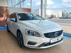 Weiß Gebraucht 2016 Volvo V60 R-Design Momentum Kombi | 13.270 € (Fairer Preis)