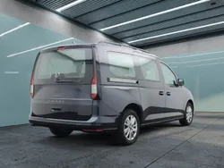 Blau Gebraucht 2024 VW Caddy Maxi Life Van / Kleinbus | 35.651 € (Guter Preis)