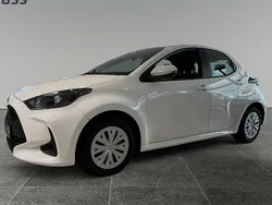 Schneeweiß Gebraucht 2022 Toyota Yaris Basis Limousine | 12.980 € (Fairer Preis)