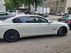 Weiß Gebraucht 2009 BMW 740L Limousine | 10.000 €