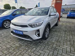 Seidensilber met. (metallic) Gebraucht 2023 Kia Stonic Vision SUV | 17.495 € (Guter Preis)
